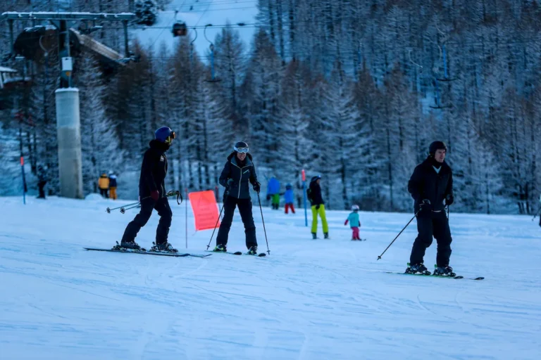 Family skiing in Grimentz-Zinal